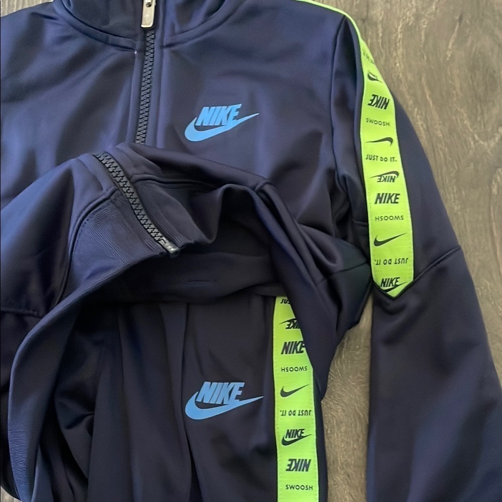 NWOT Nike Boys Dark Blue Tracksuit with Bright Green Details,Jogging Set.Size 4T - Picture 3 of 7
